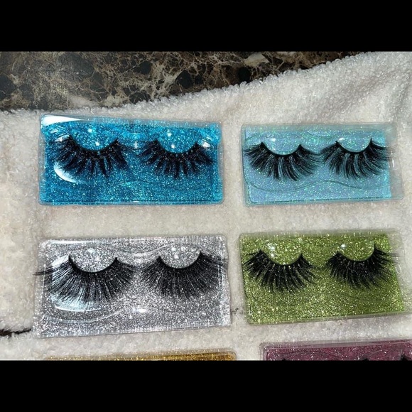 I’m selling lashes comes with candy and a spoolie and tweezers - Picture 6 of 13